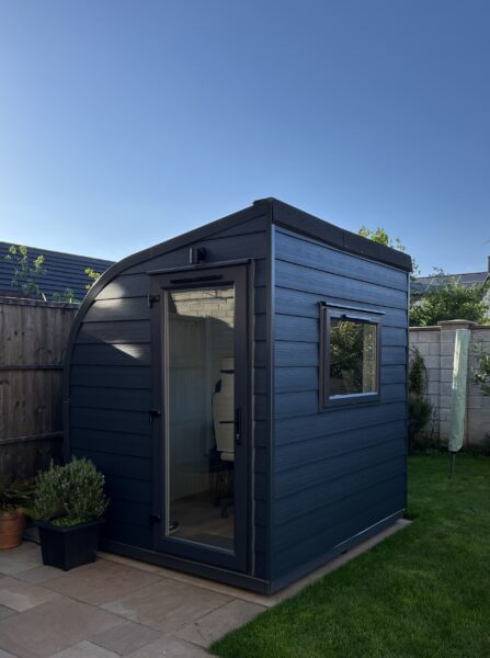 eSnug garden studio exterior with anthracite cladding, feature light, side door, plug and play installation
